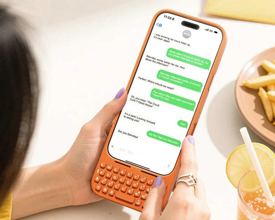 Akko MetaKeyを使用し、画面スペースを最大化して快適に入力する様子