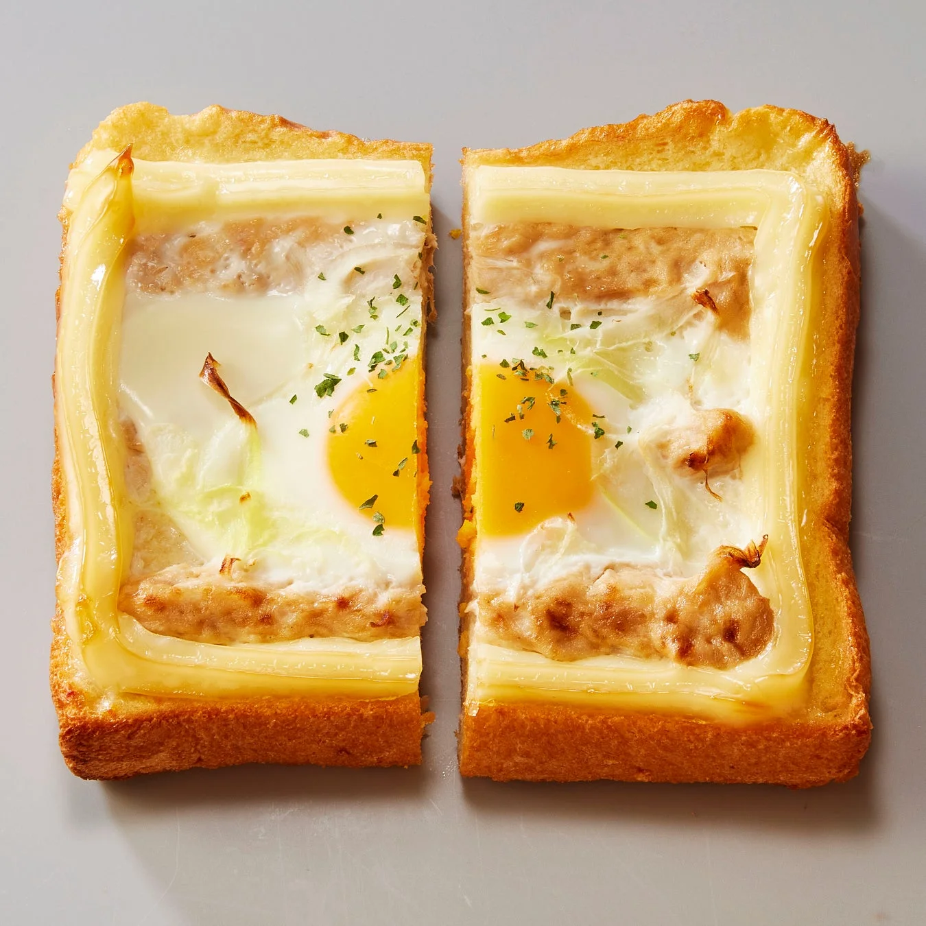 半分にカットされた、ツナマヨと卵が乗ったあさごぱん