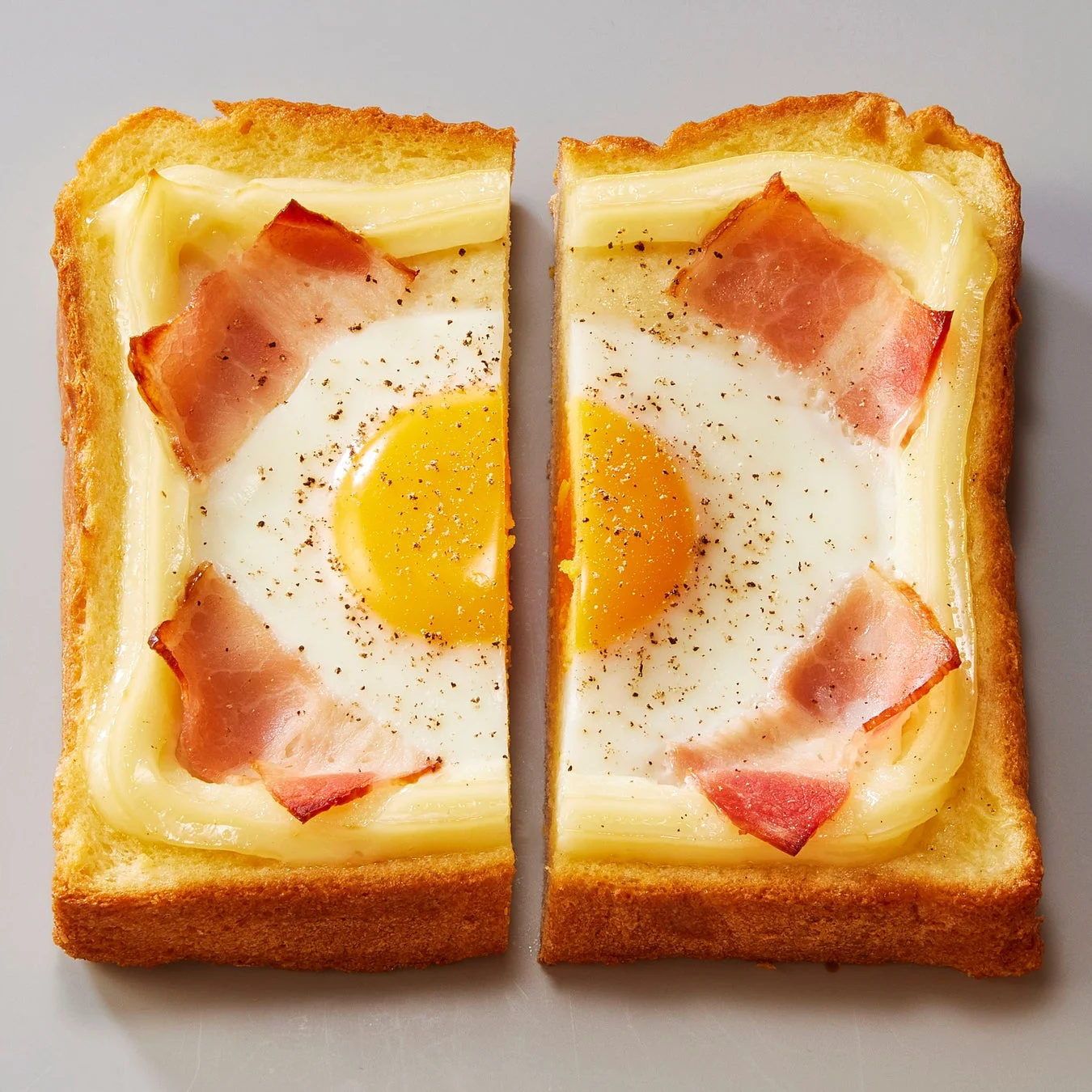 半分にカットされた、ベーコンと卵が乗ったあさごぱん