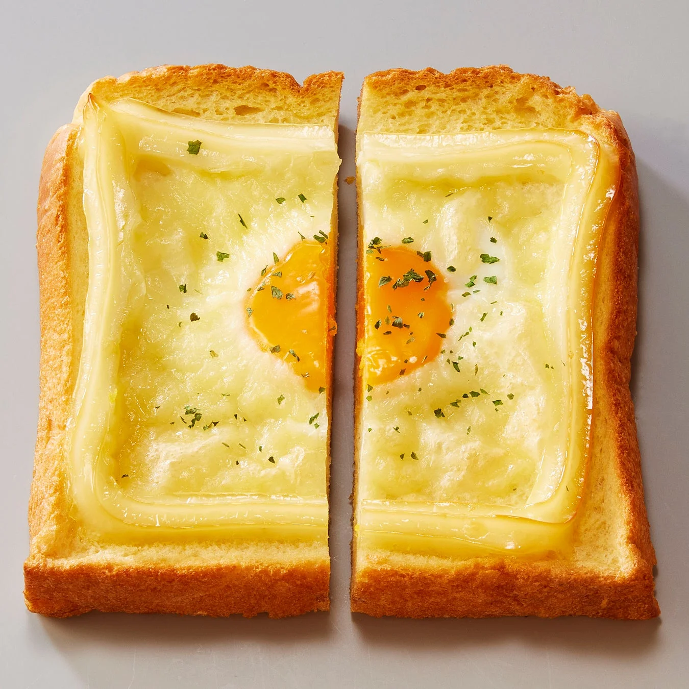 半分にカットされた、チーズと卵が乗ったあさごぱん