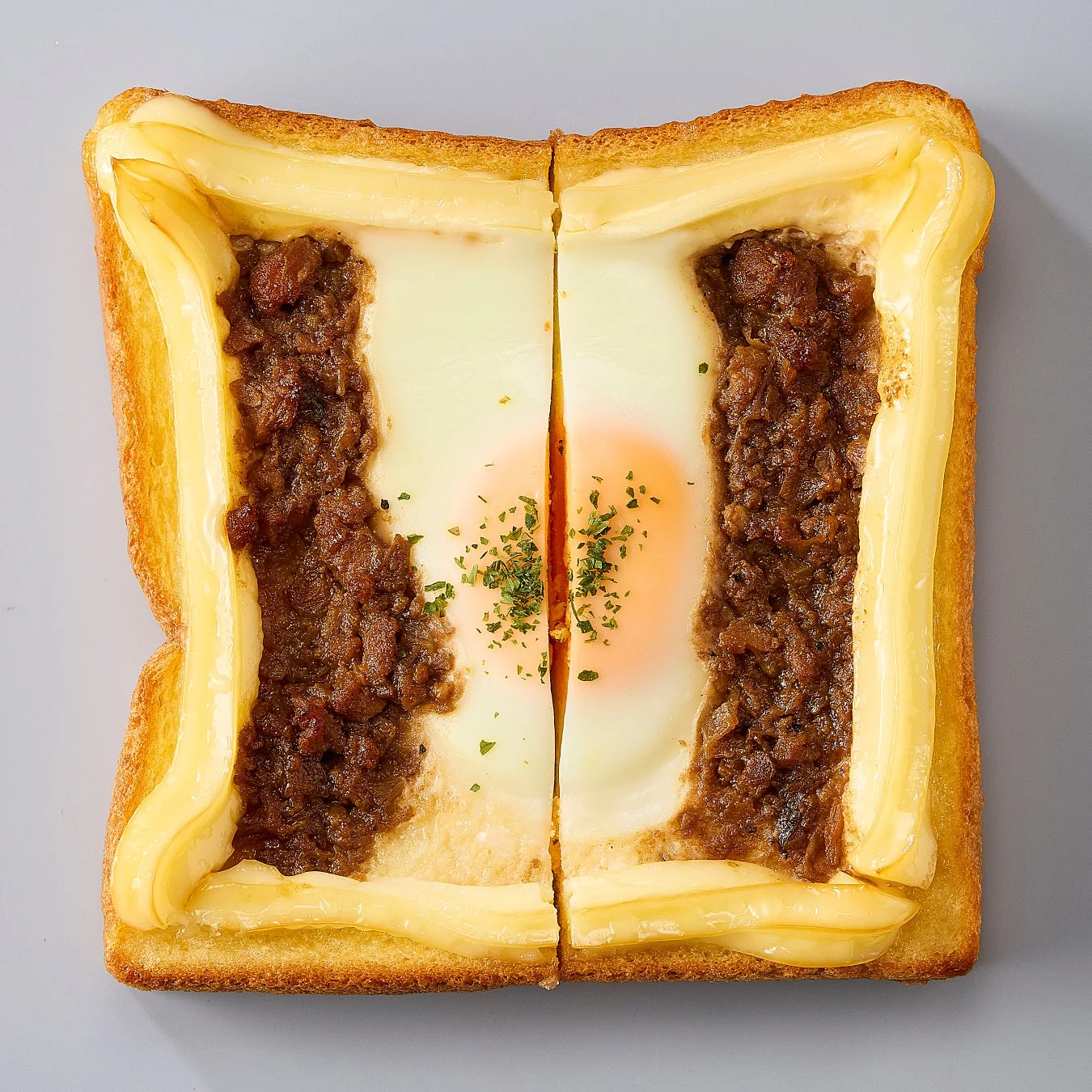 半分にカットされた、ルーローと卵が乗ったあさごぱん