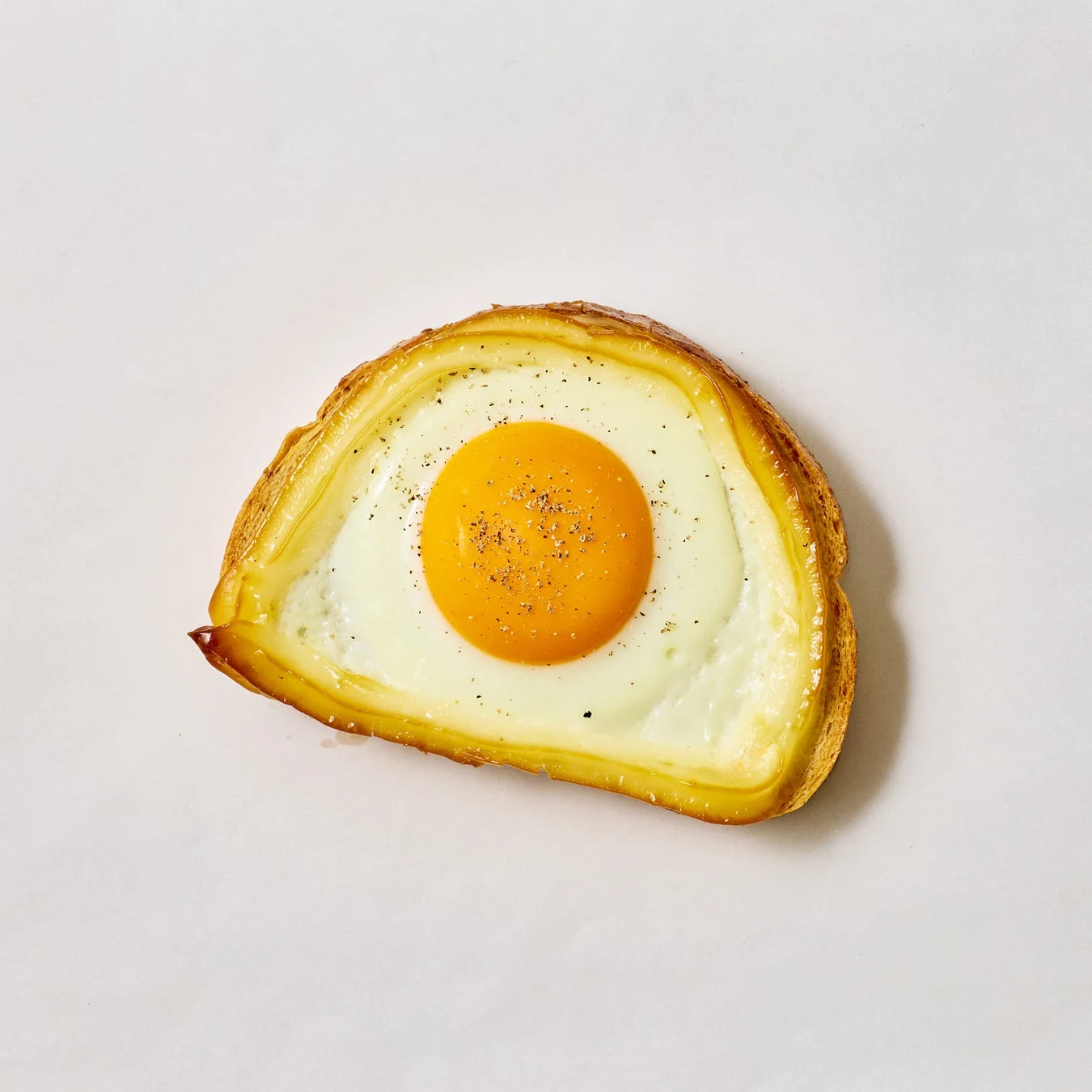 目玉焼きとマヨネーズが乗ったタルティーヌ