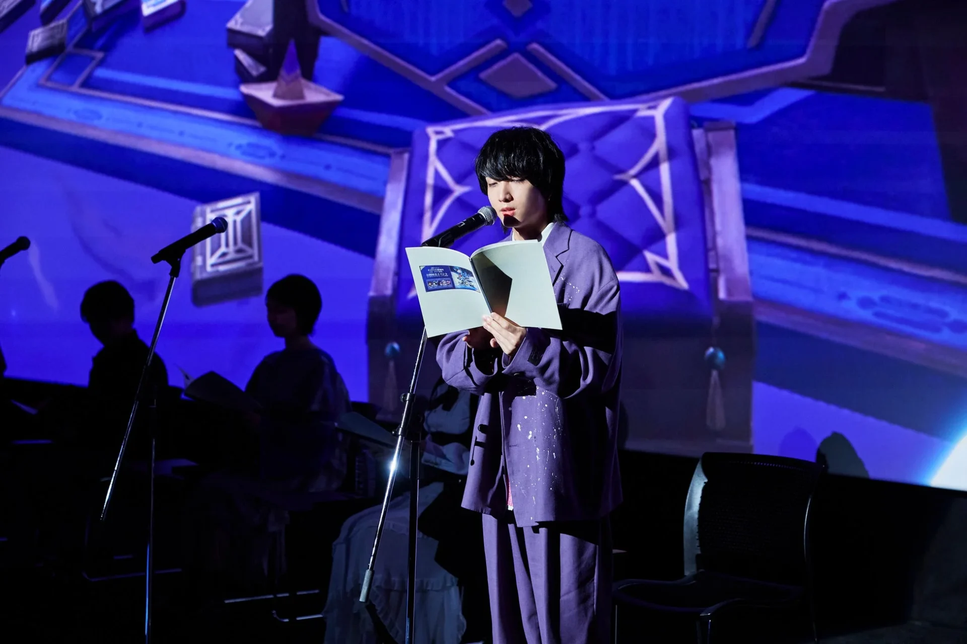 公開録音イベントで生朗読をするキャスト