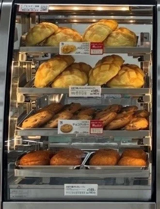 セブンイレブン店内のカウンターケースに並べられた焼き立てパン