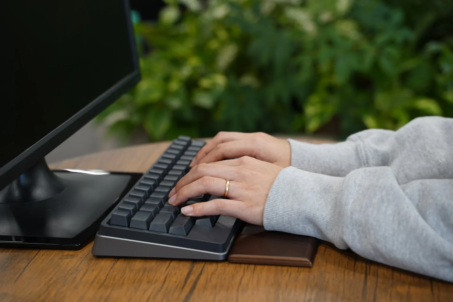 HHKBとパームレストを使ってタイピングする様子