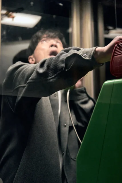 謎の電話を受ける鬼川治男（半田周平）