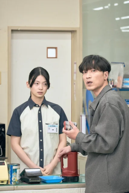 コンビニで店員（南琴奈）と話す鬼川治男（半田周平）