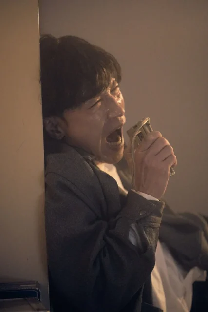 恐怖に顔を歪ませ叫ぶ鬼川治男（半田周平）