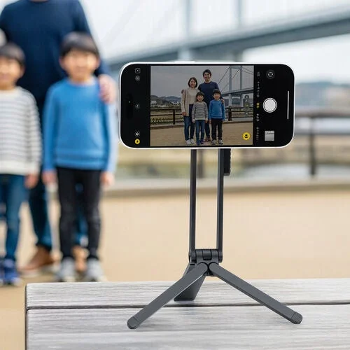 三脚として家族写真を撮影するMagSafe対応スマホ三脚スタンド