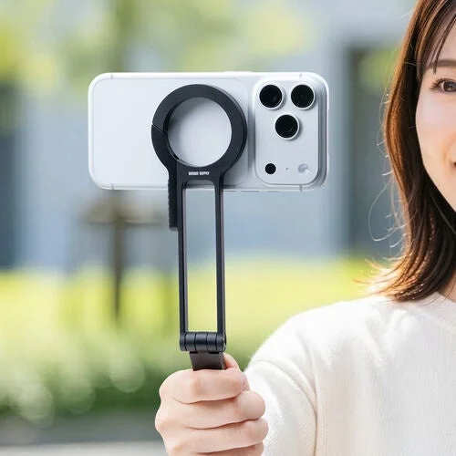 自撮り棒として使用しているMagSafe対応スマホ三脚スタンド