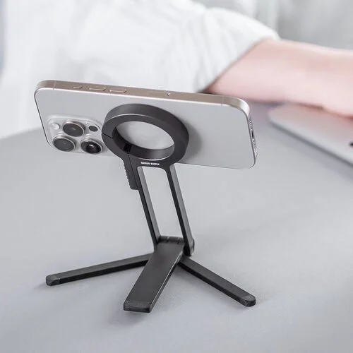 デスク上でスタンドとして使用されているMagSafe対応スマホ三脚スタンド