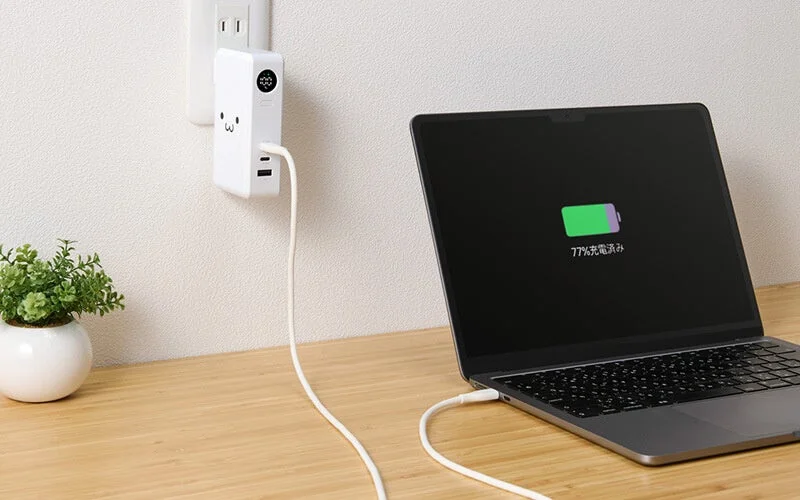 コンセントに挿してノートパソコンを充電するAC一体型モバイルバッテリー
