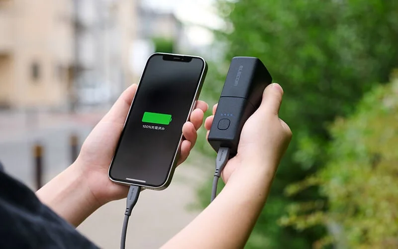 外出先でスマートフォンを充電するモバイルバッテリー
