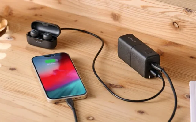 DE-AC14-5000シリーズでスマートフォンとワイヤレスイヤホンを同時充電