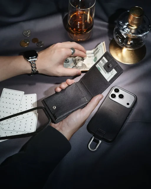 チャコールカラーのMagWear iPhoneケースとウォレットの使用イメージ