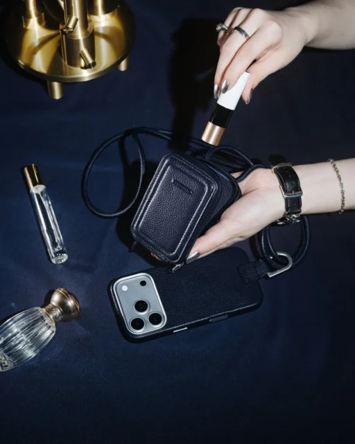 ミッドナイトカラーのMagWear iPhoneケース使用シーン