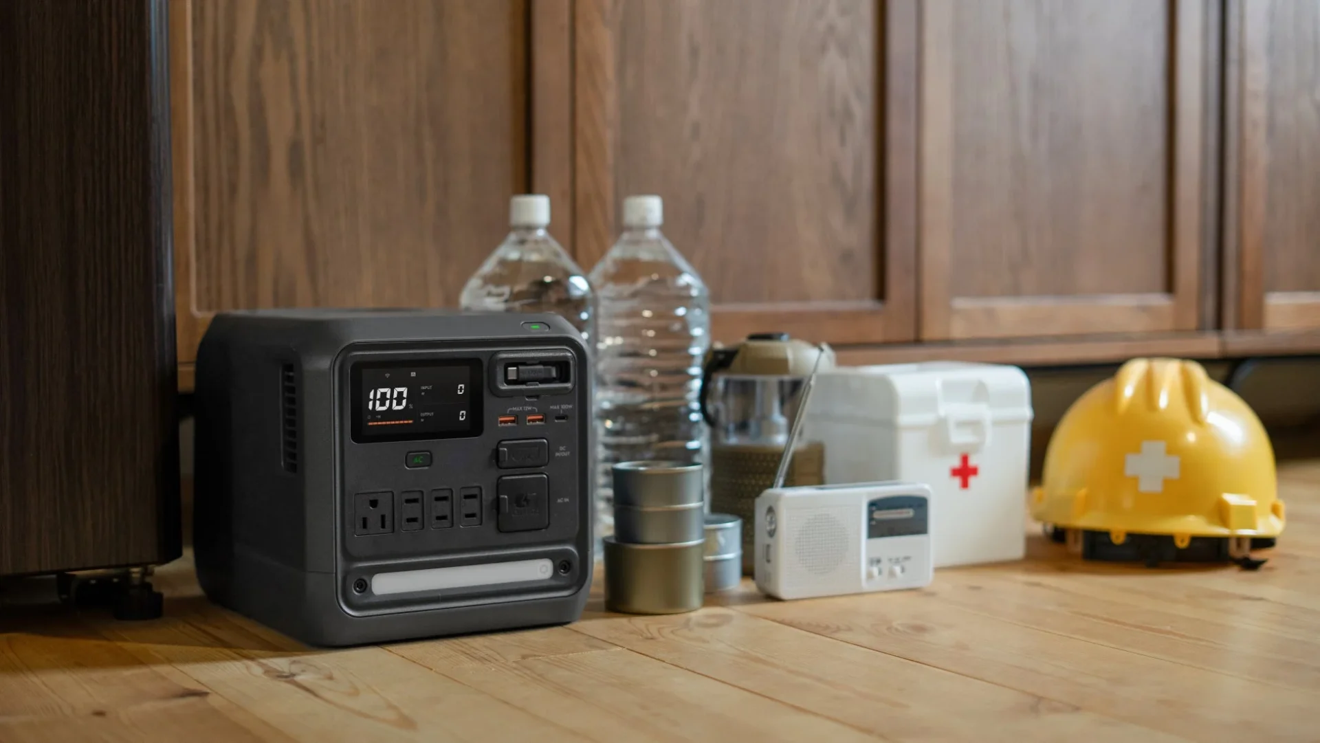 DJI Power 1000 Miniが防災グッズと共に置かれている様子