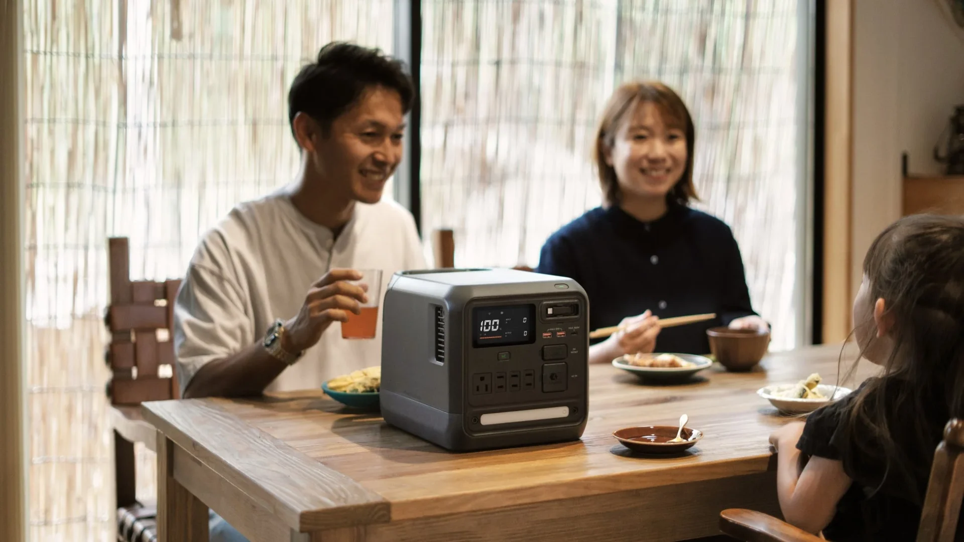 DJI Power 1000 Miniを食卓で使用する家族