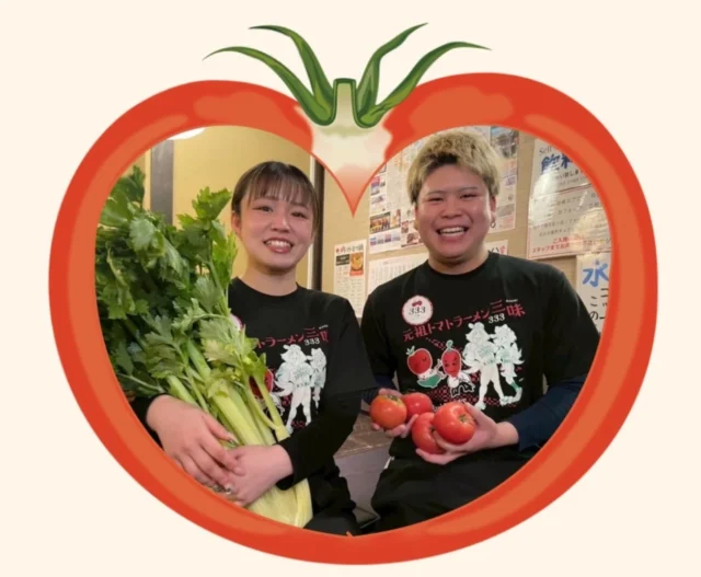 元祖トマトラーメン三味のスタッフと新鮮なトマト