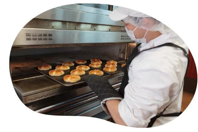 オーブンで焼き上げるペンギンベーカリーのパン