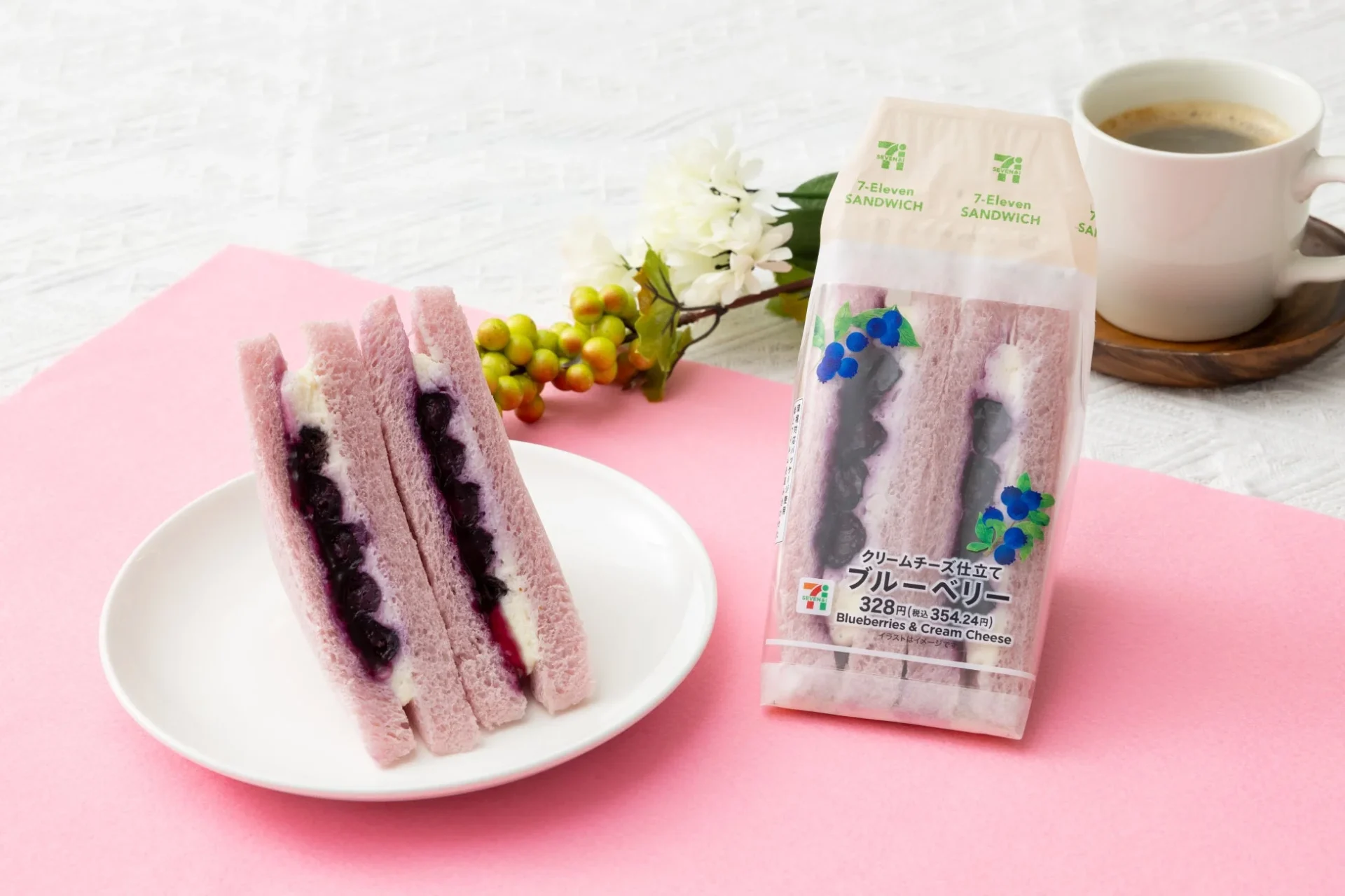 セブン-イレブンのブルーベリーサンド（カット断面とパッケージ）