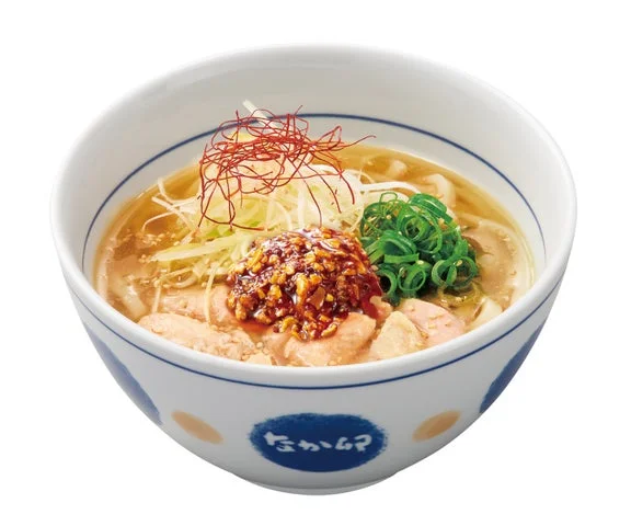 食べるラー油が乗った「食べラー白髪ねぎ鶏塩うどん」単品写真
