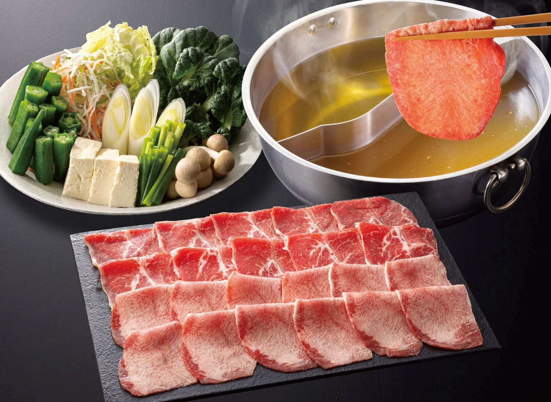 しゃぶ葉の牛たんをしゃぶしゃぶする様子と新鮮な野菜