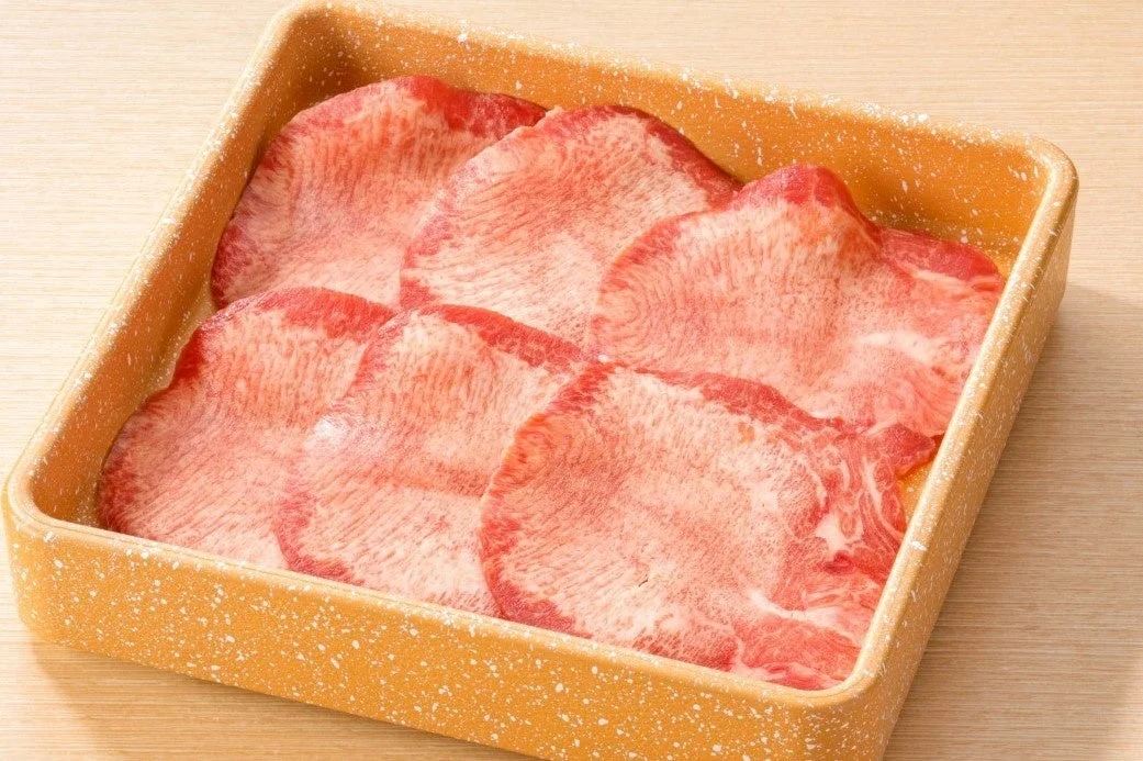 皿に盛り付けられた新鮮な牛たんのクローズアップ