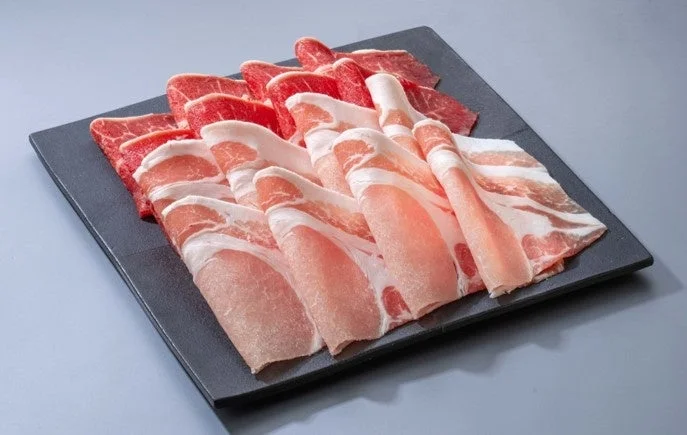 皿に盛り付けられた牛たんと九州黒豚