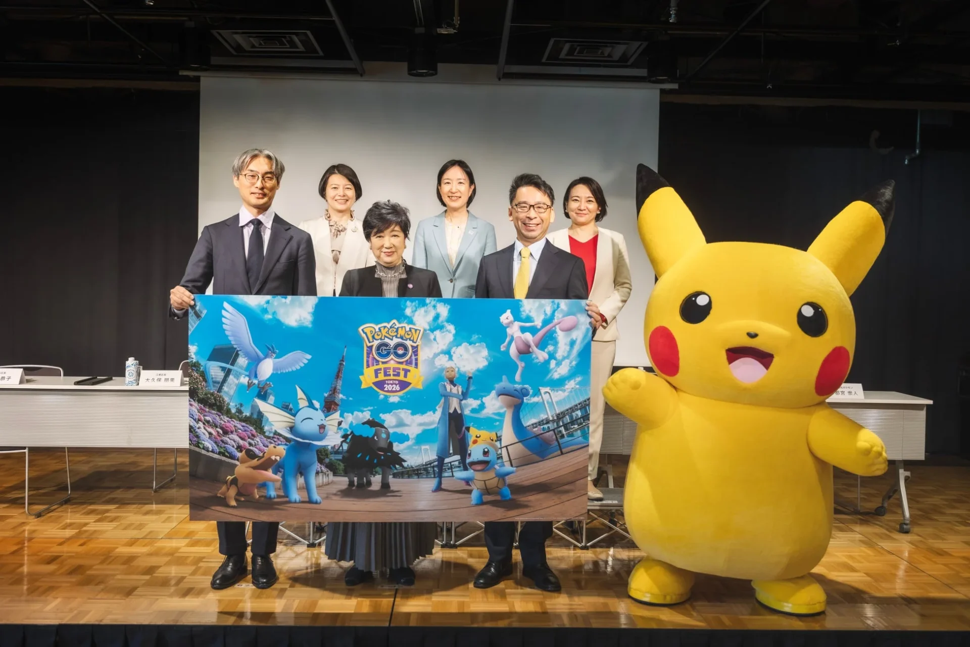 「Pokémon GO Fest 2026：東京」の共同記者会見に登壇した関係者とピカチュウ