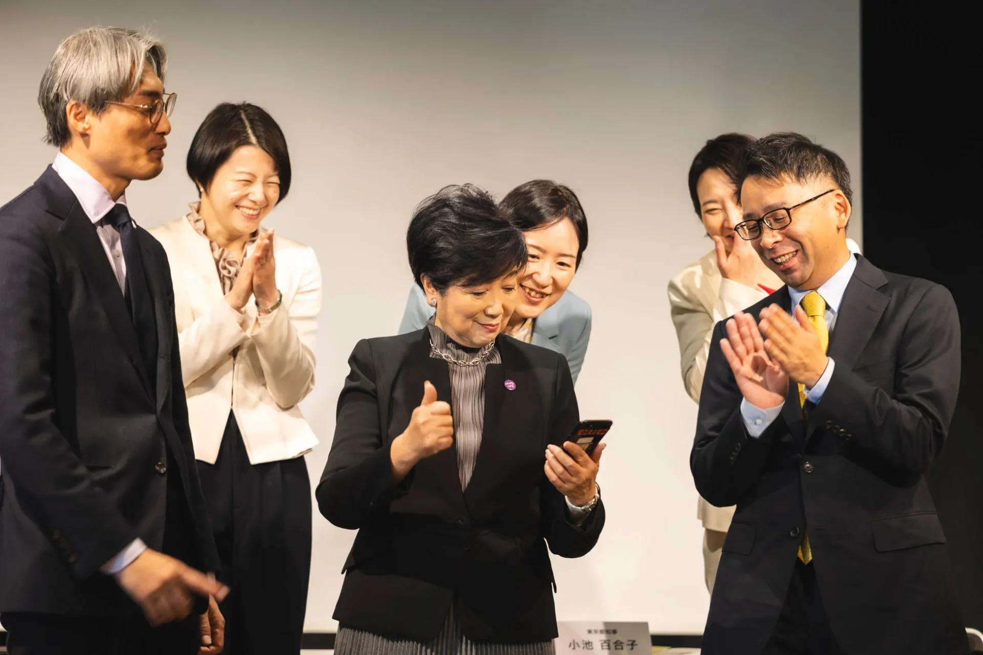 『ポケモン GO』の発表会でスマホを操作し、サムズアップする小池百合子東京都知事