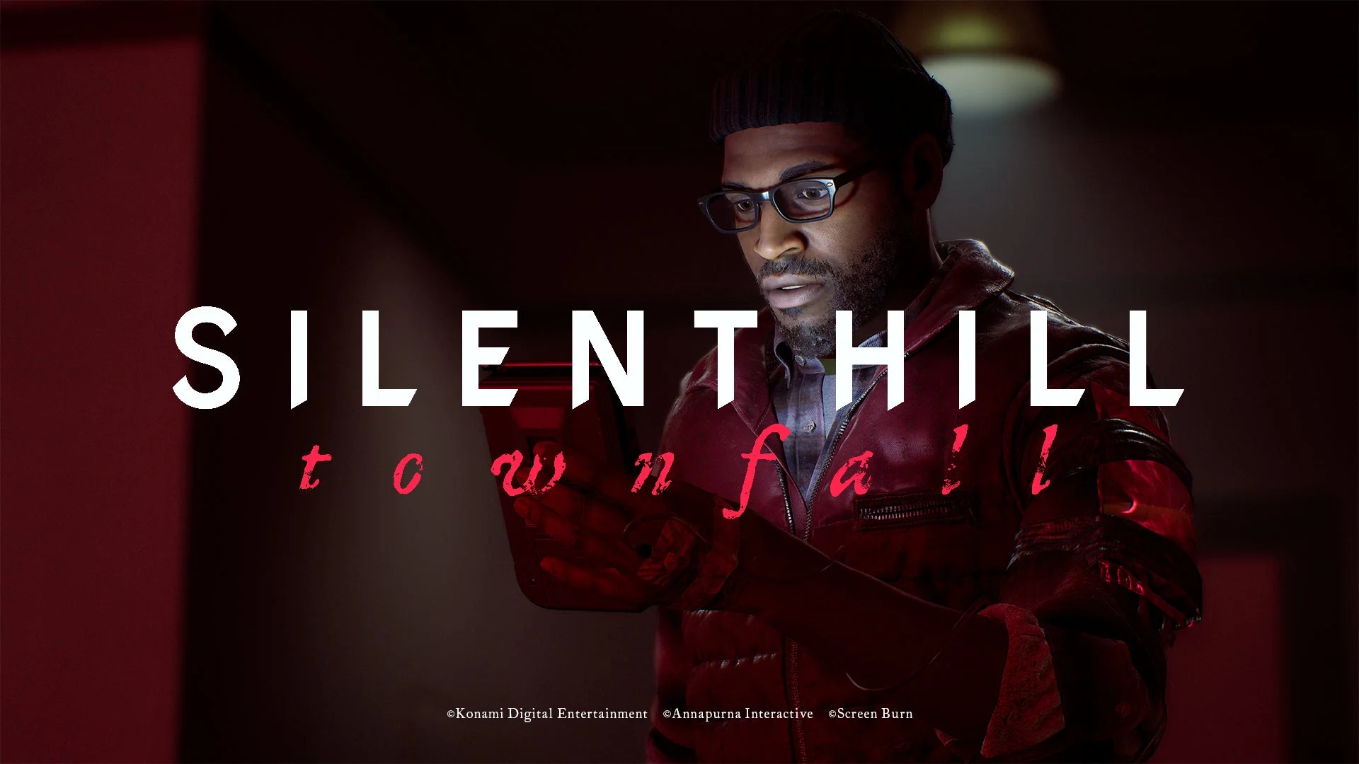 主人公サイモンがポケットテレビを覗き込む『SILENT HILL: Townfall』のキービジュアル