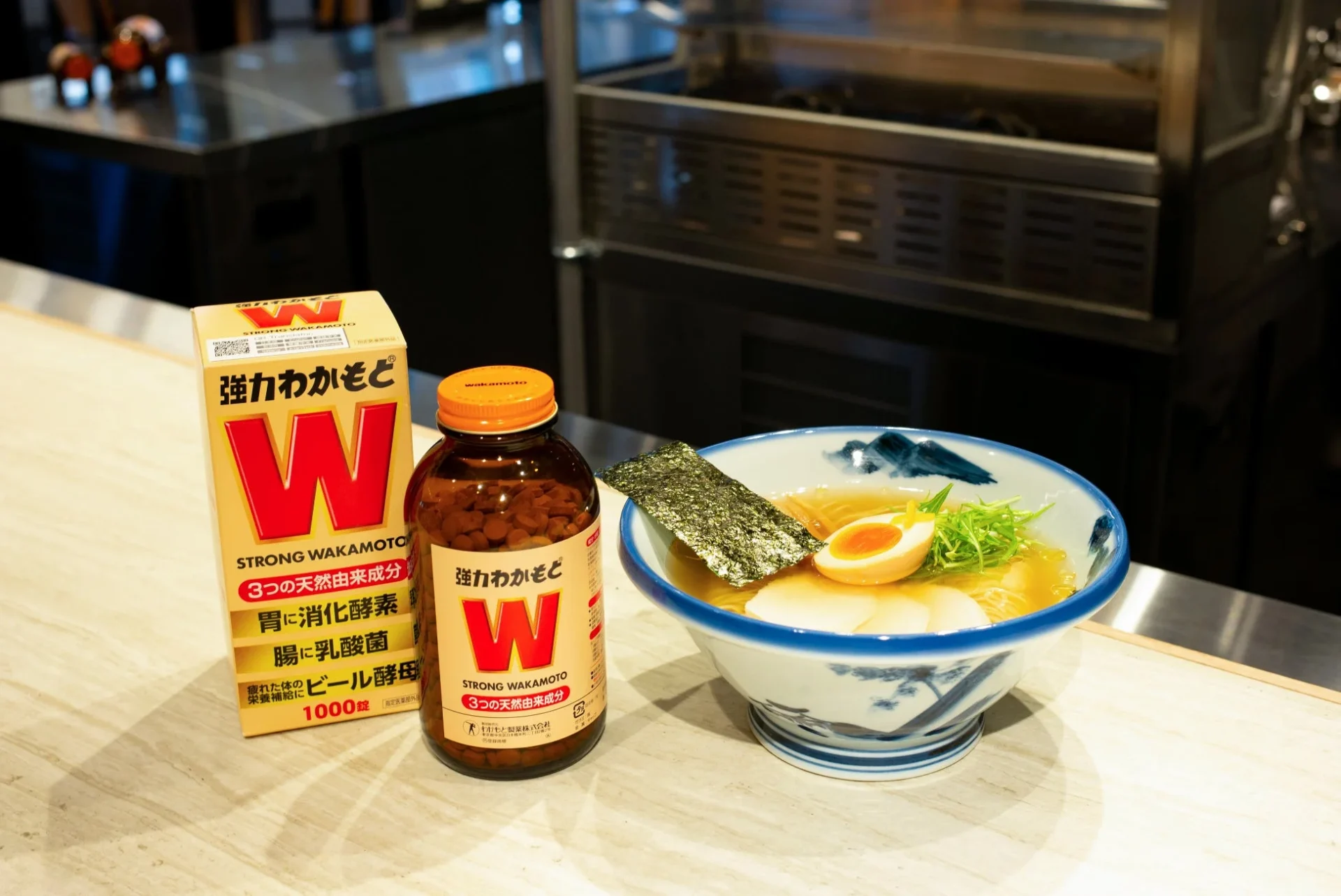 AFURIのラーメンと強力わかもとのボトル、箱が並ぶコラボレーションイメージ