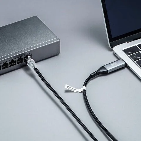 ノートPCと有線LANルーターをType-C変換ケーブルで接続している様子