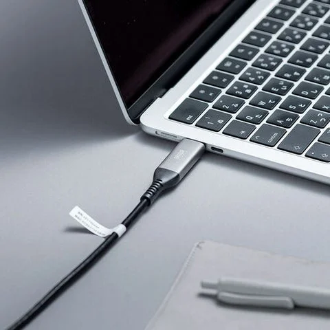 ノートPCのType-Cポートに有線LAN変換ケーブルが接続されている様子