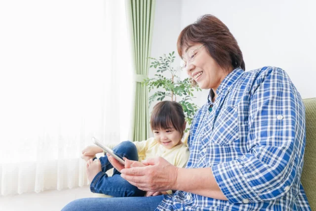 祖母と孫が『雑穀米ゲーム』を楽しむ様子