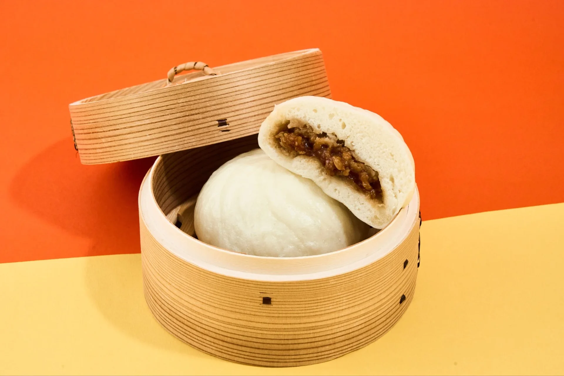 「極旨黒豚まん ピリ辛味噌」のせいろ入りと断面