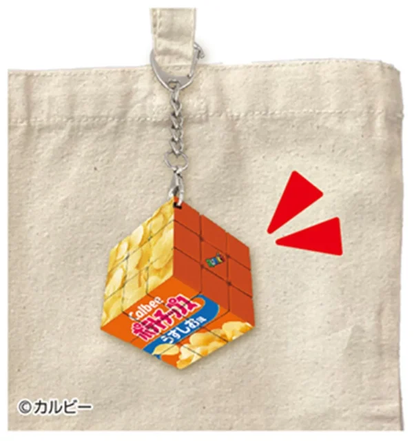 ポテトチップスルービックキューブをバッグに付けた使用例