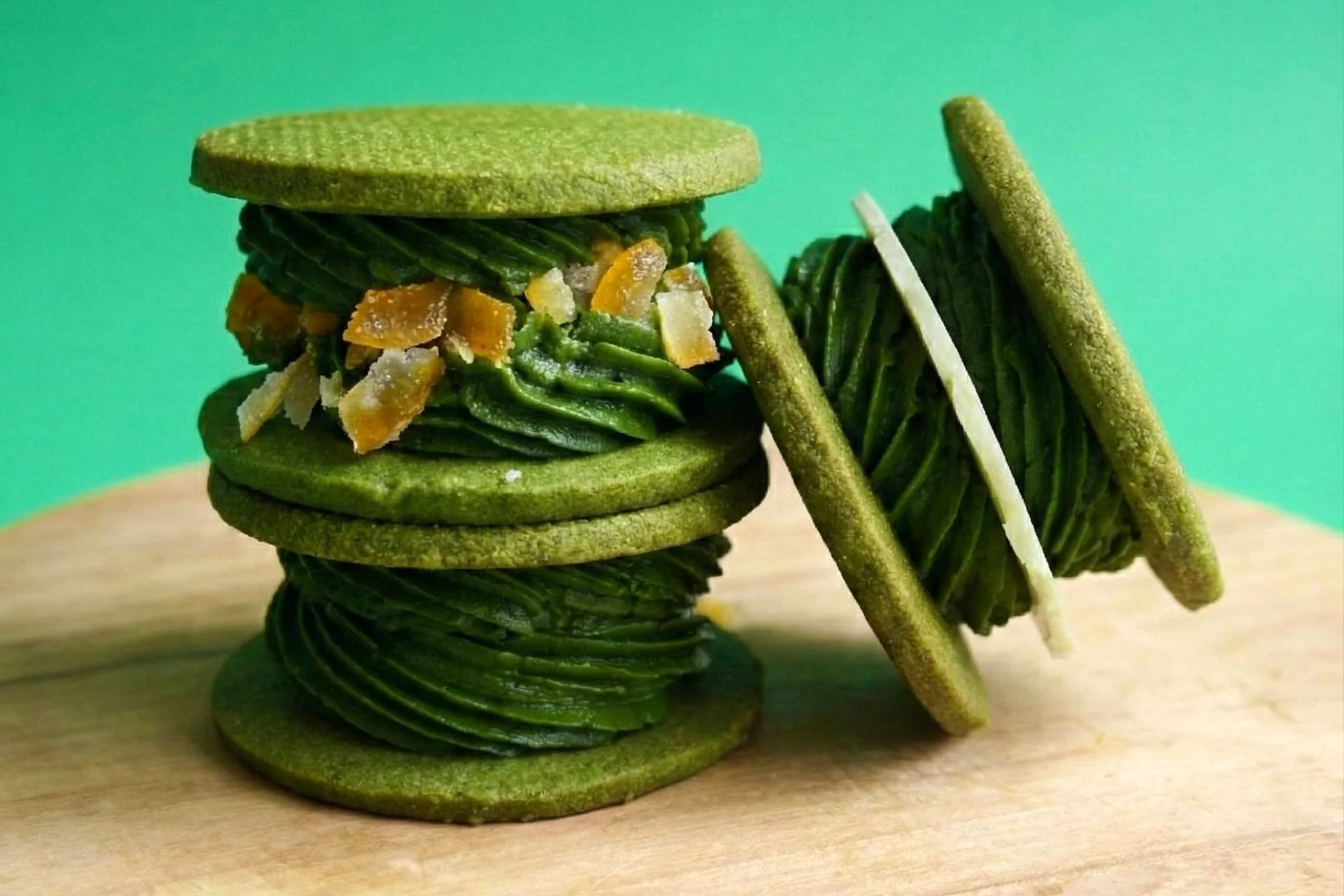 濃厚抹茶バターサンドの積み重ねと断面