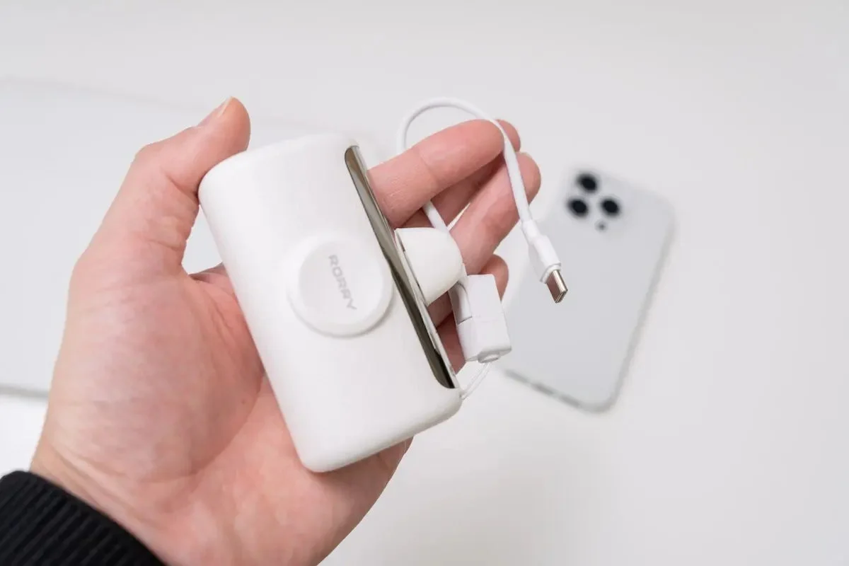 ストラップホールにケーブルを接続したRORRY PalmGO D5-10000