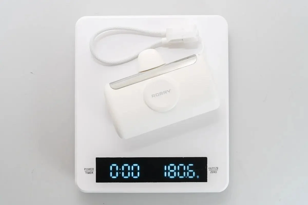 RORRY PalmGO D5-10000の重さ約180gを示すデジタルスケール