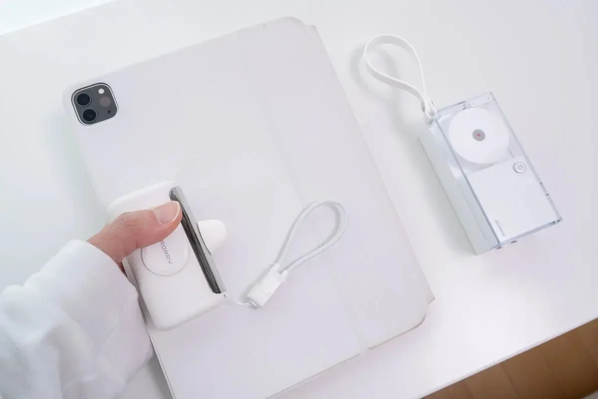 iPadの隣に置かれたRORRY PalmGO D5-10000のコンパクトさ