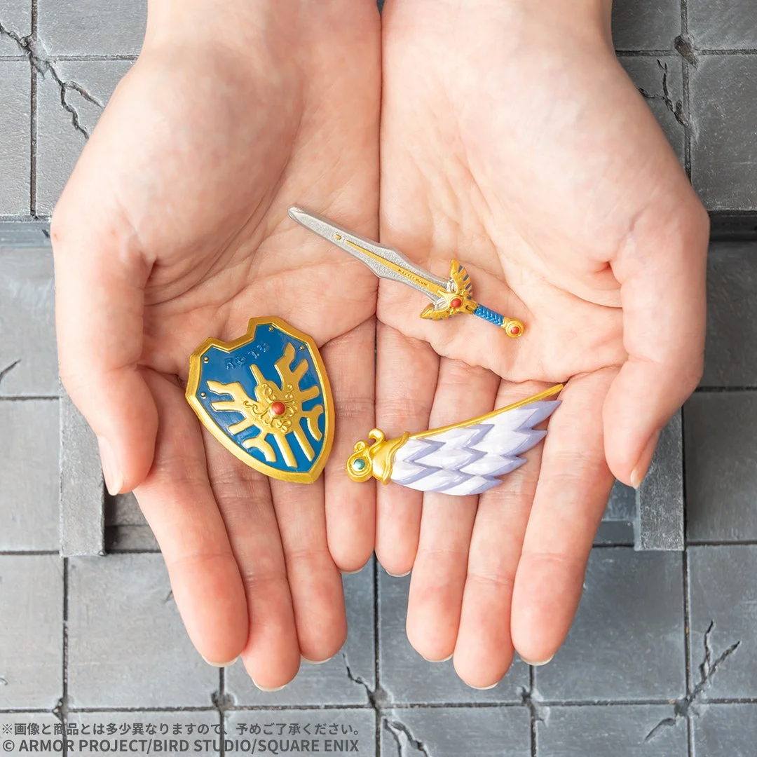 手の上に置かれたロトのつるぎやロトのたてなどのマスコット