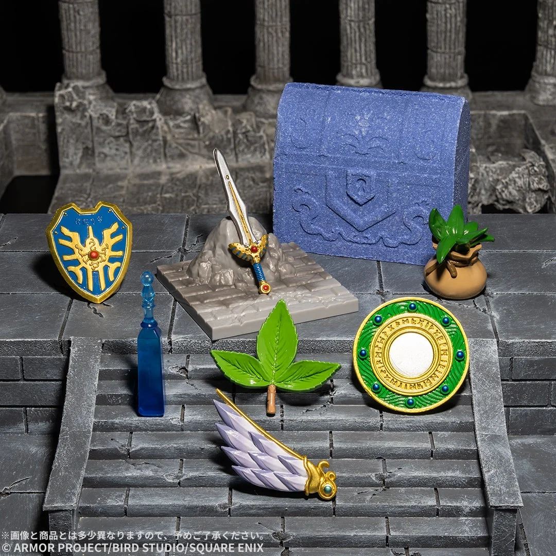 ダンジョン風台座にディスプレイされたドラゴンクエストびっくらたまご全アイテム