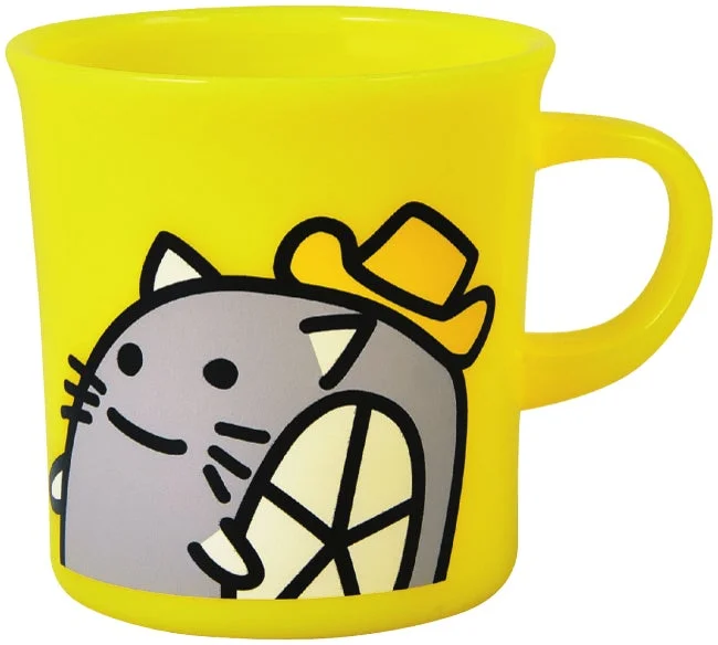 ハットにゃんがデザインされた黄色のプラカップ
