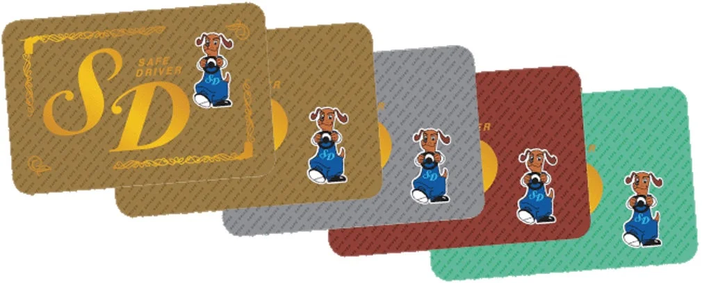 安全運転者を示すSDカードの複数デザイン
