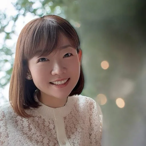 東京校講師Mami KOUさんの笑顔のポートレート