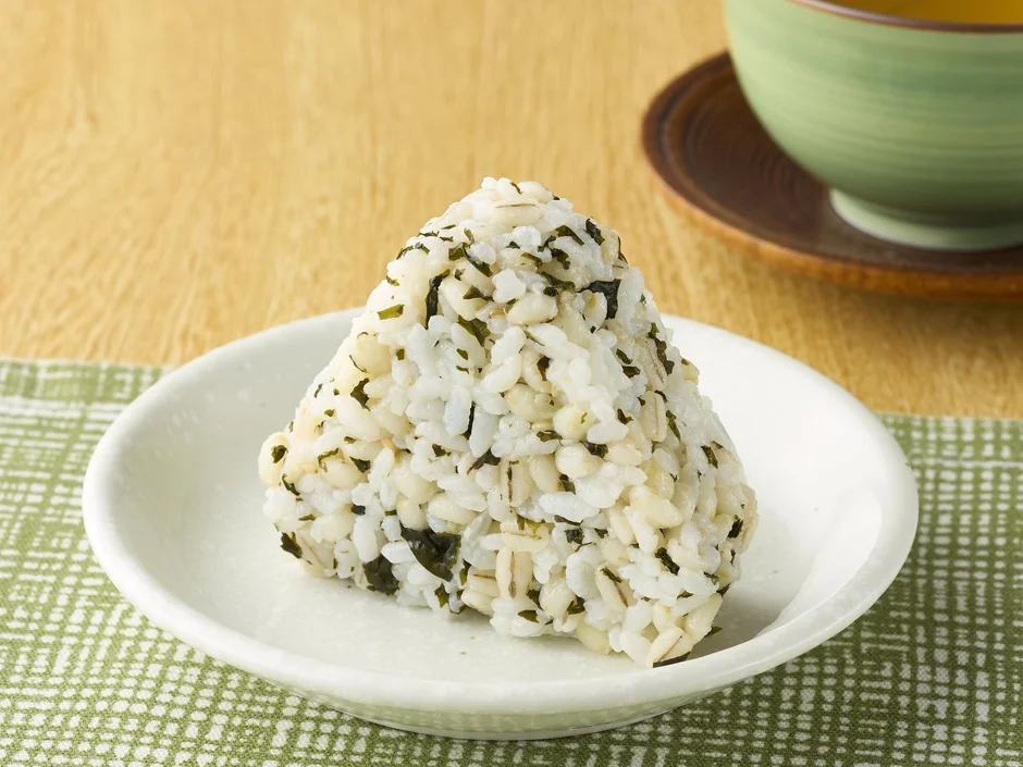 通常サイズのわかめごはんのおにぎり。