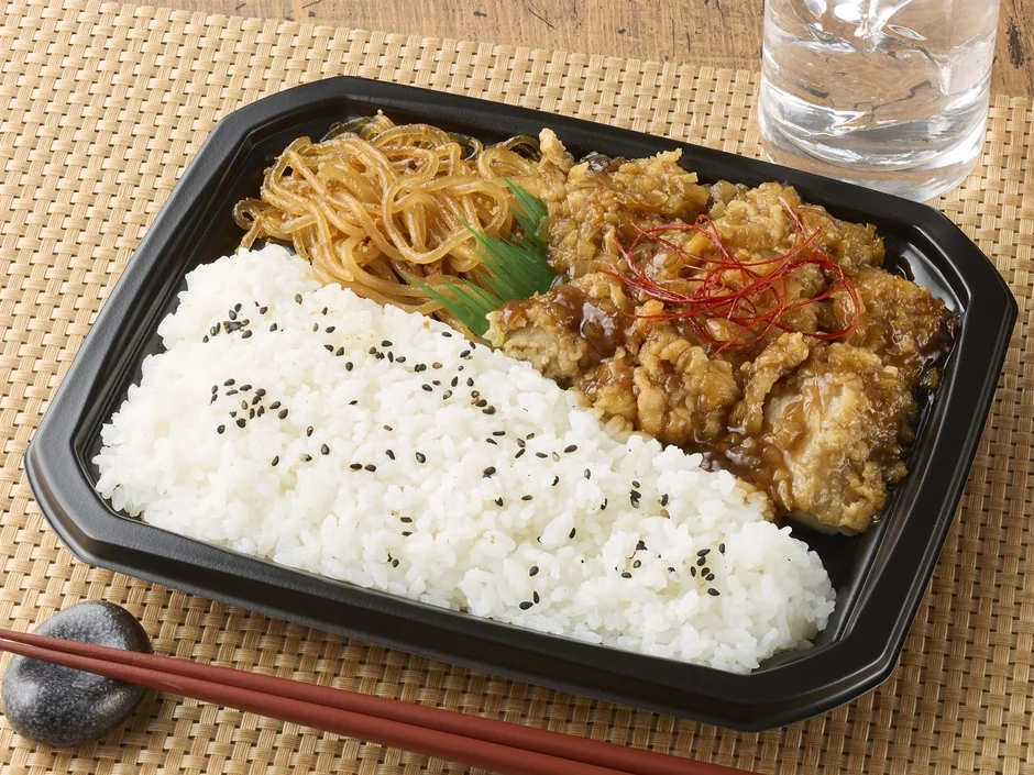 内容量が50%増量された油淋鶏＆麻婆春雨弁当。