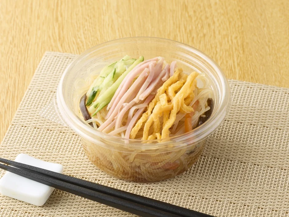 通常サイズの5品目の彩り中華春雨サラダ。